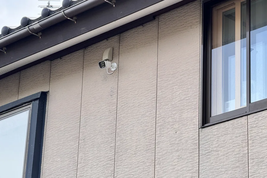 戸建て住宅の外壁の高い位置に設置した防犯カメラ