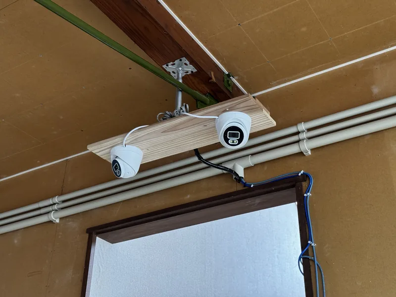 事務所の室内に設置した2台のドーム型防犯カメラ
